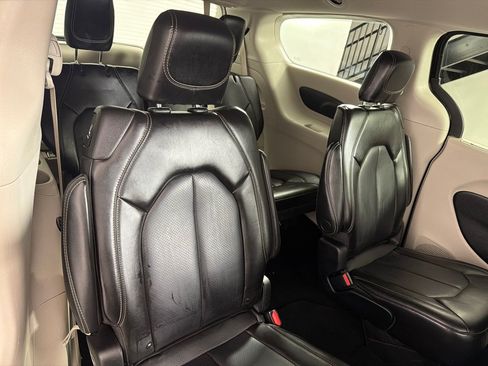 Used 2023 Chrysler Pacifica Touring-L FWD image 22