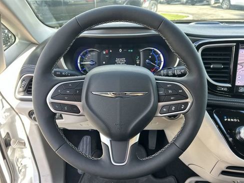 New 2024 Chrysler Pacifica Select image 18
