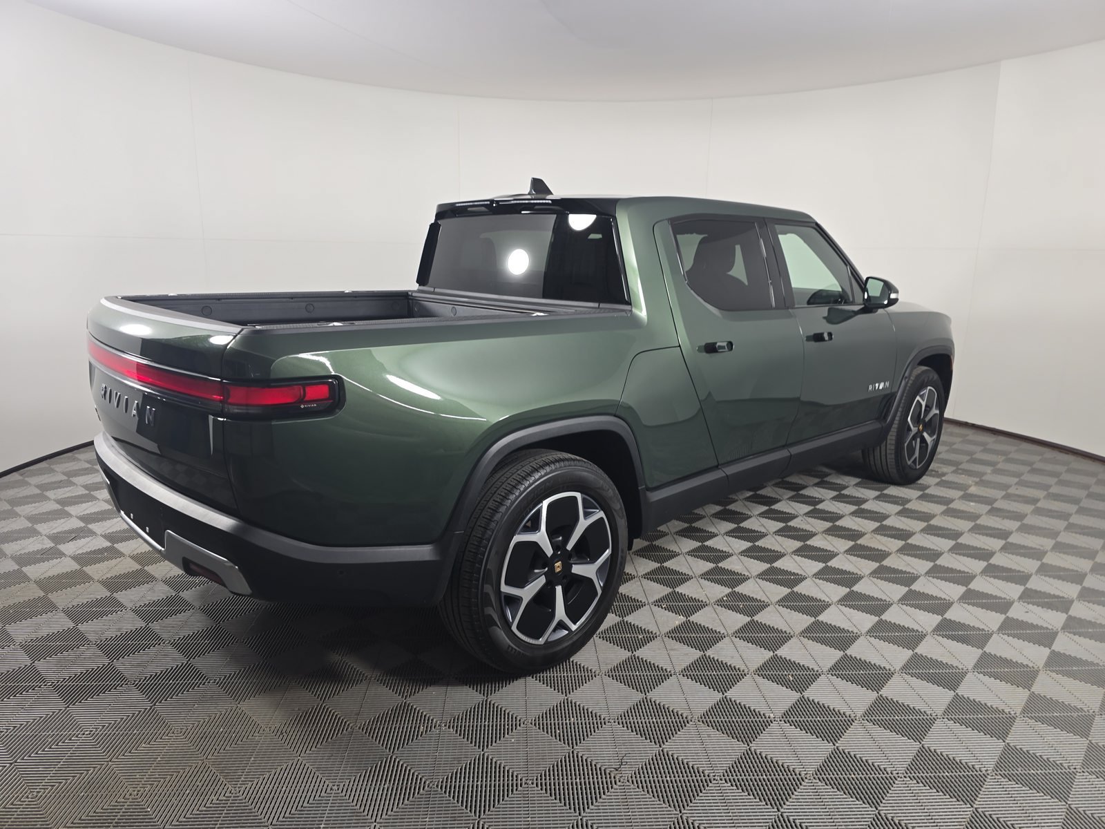 Used 2024 Rivian R1T Adventure Dual AWD/4WD image 5