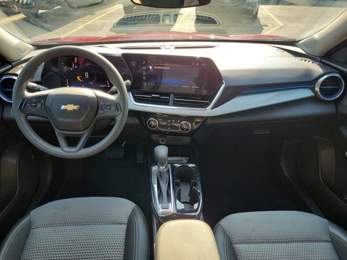 Used 2025 Chevrolet Trax LT FWD image 12