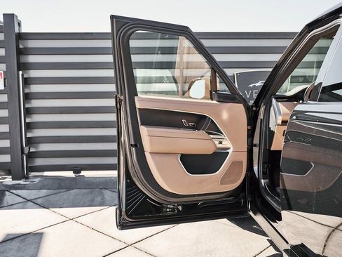 Used 2025 Land Rover Range Rover Long Wheelbase SE image 28