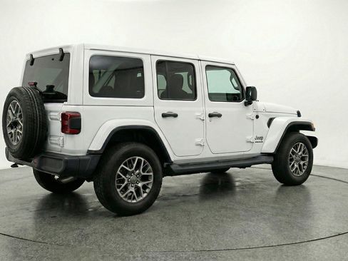 Used 2025 Jeep Wrangler Sahara image 9