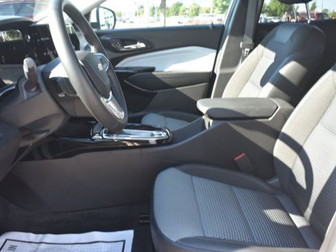 Used 2025 Chevrolet Trax LT w/ LT Convenience Package FWD image 14