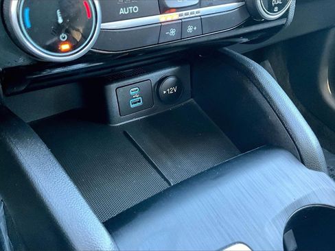 Used 2022 Ford Escape SE image 32