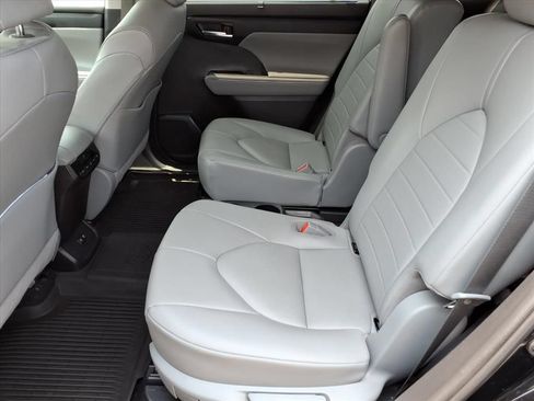 Used 2020 Toyota Highlander XLE AWD/4WD image 14