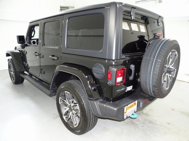 Certified 2024 Jeep Wrangler Unlimited w/ Convenience Group AWD/4WD image 17