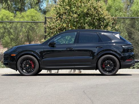 Used 2025 Porsche Cayenne S AWD/4WD image 2