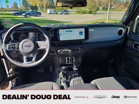 Used 2025 Jeep Wrangler Sahara image 13