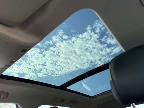 Used 2023 Volkswagen Tiguan SE w/ Panoramic Sunroof Package FWD image 19