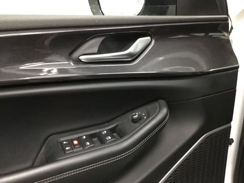 Used 2022 Jeep Grand Cherokee L Laredo w/ Luxury Tech Group I AWD/4WD image 7