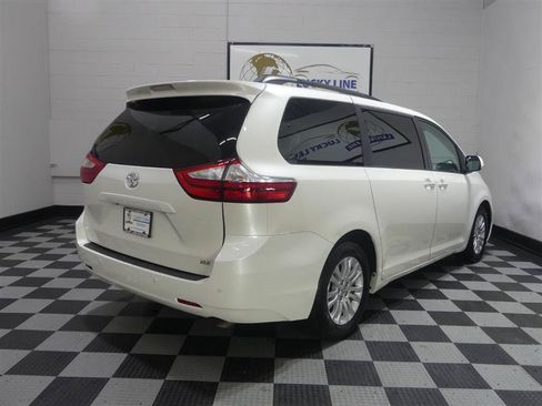 Used 2016 Toyota Sienna XLE w/ XLE Navigation Package FWD image 10