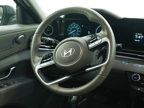 Used 2025 Hyundai Elantra SEL FWD image 14