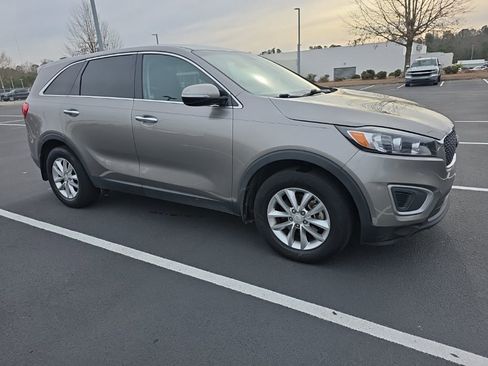 Used 2017 Kia Sorento L image 10