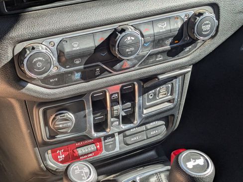 Used 2024 Jeep Wrangler Willys image 23