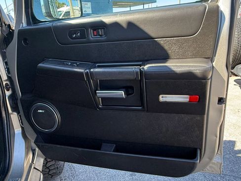 Used 2005 HUMMER H2 SUT Sport Utility Pickup 4D w/ Preferred Equipment Group image 25