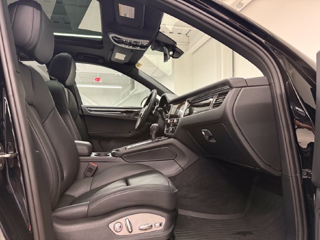 Certified 2026 Porsche Macan AWD/4WD image 22