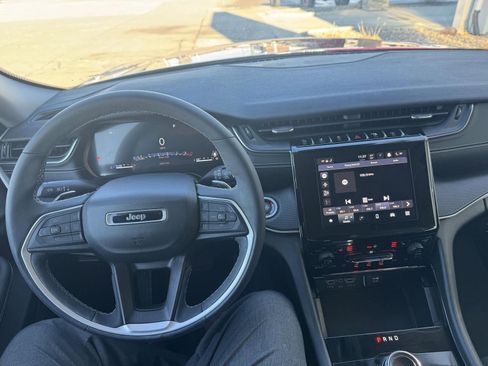 Used 2023 Jeep Grand Cherokee Laredo w/ Luxury Tech Group I image 16