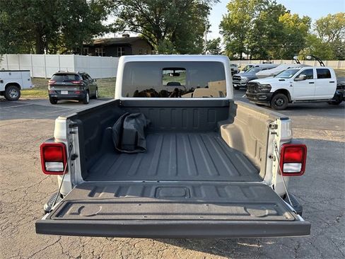 Used 2023 Jeep Gladiator Overland image 9