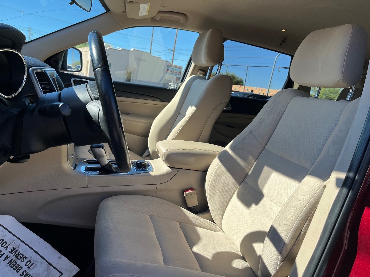 Used 2020 Jeep Grand Cherokee Laredo AWD/4WD image 24