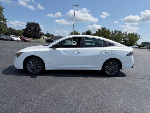 Used 2026 Nissan Sentra SL w/ Floor Mat Package FWD image 4