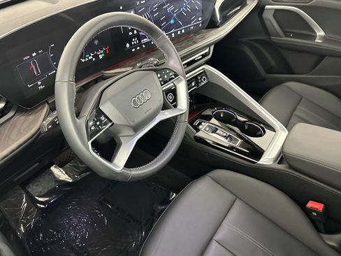 Used 2025 Audi Q5 Premium w/ Convenience Package image 9
