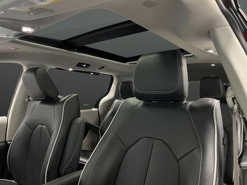 Used 2022 Chrysler Pacifica Limited w/ Uconnect Theater Family Group image 7