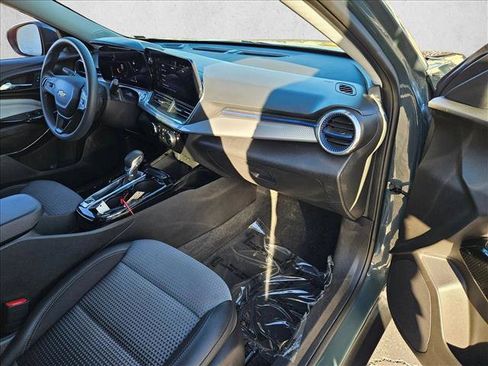 Used 2025 Chevrolet Trax LT FWD image 20