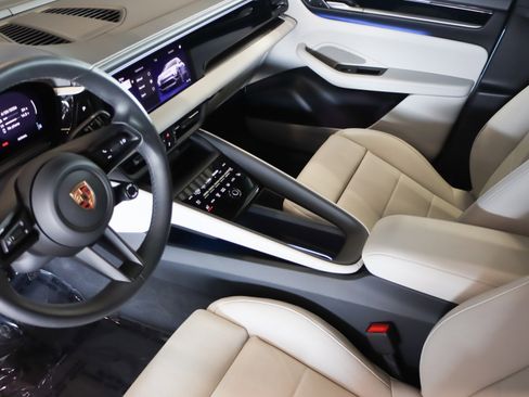 Used 2025 Porsche Macan Electric image 17