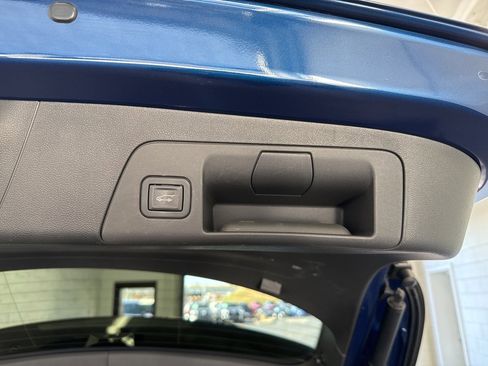 Used 2022 Buick Envision Avenir w/ Technology Package II image 11