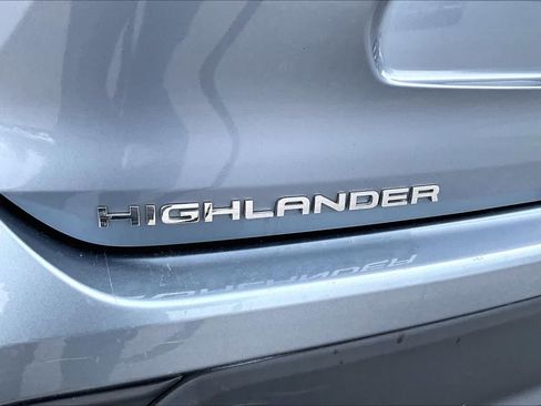 Used 2024 Toyota Highlander XLE AWD/4WD image 31