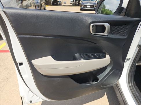 Used 2025 Hyundai Venue SEL FWD image 14