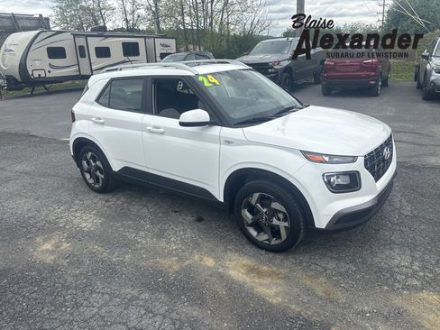 Used 2024 Hyundai Venue SEL FWD image 1