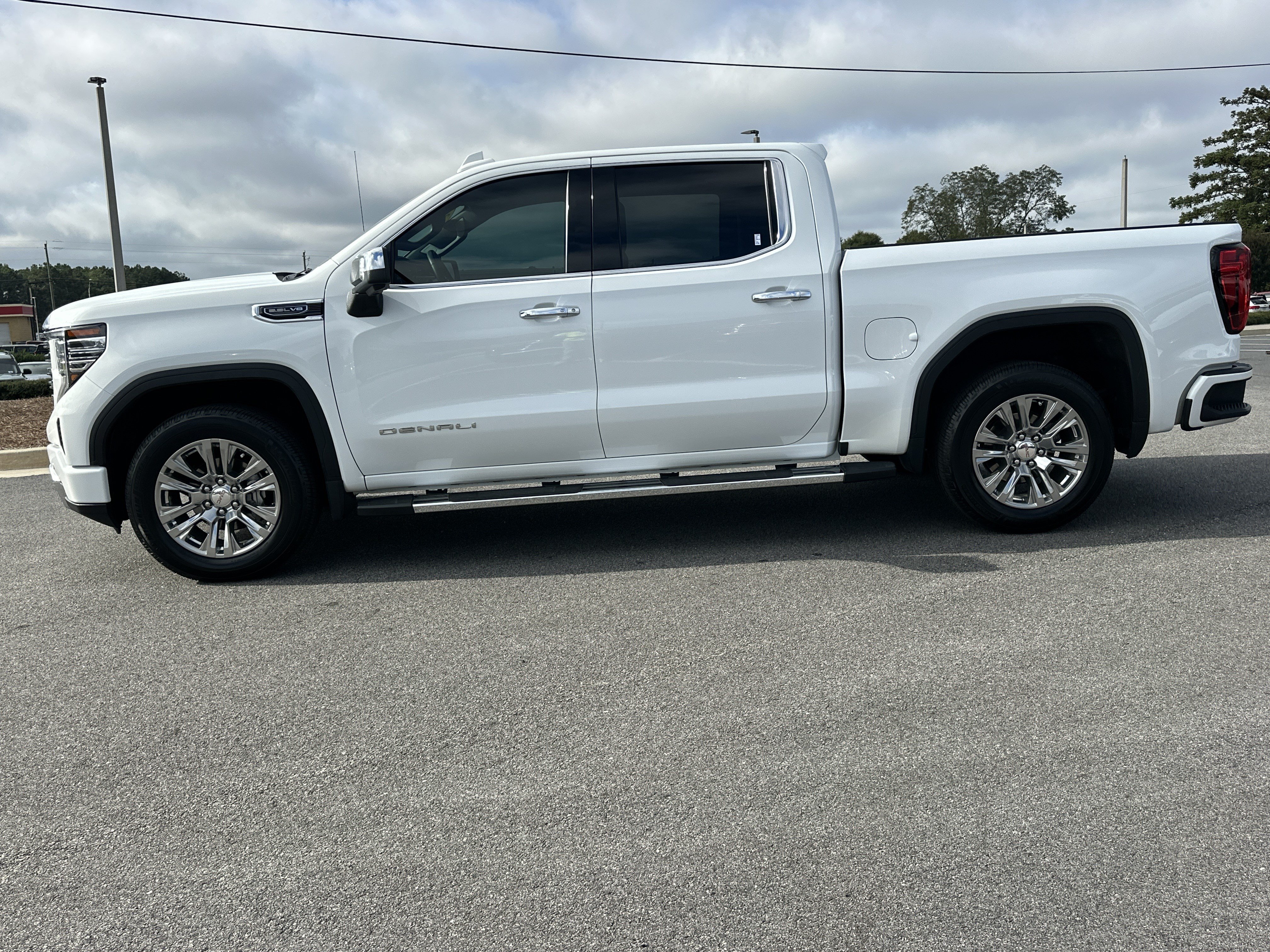 Used 2023 GMC Sierra 1500 Denali w/ Technology Package AWD/4WD image 9