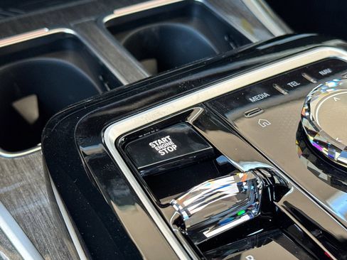 New 2025 BMW 740i image 28