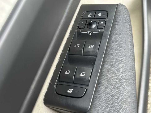 Certified 2023 Volvo XC40 B5 Plus w/ Protection Package Premier image 21