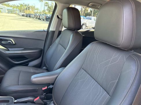 Used 2022 Chevrolet Trax LT w/ LT Convenience Package image 18