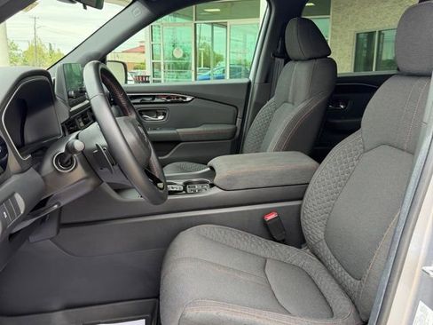 Certified 2025 Honda Pilot Sport image 10