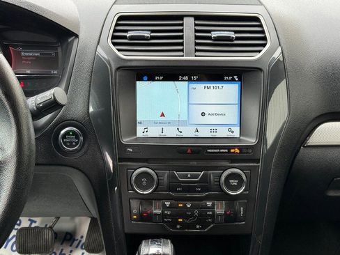 Used 2018 Ford Explorer XLT w/ XLT Appearance Package image 12