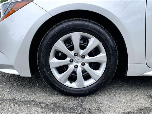 Used 2025 Toyota Corolla LE FWD image 9