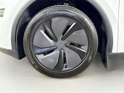 Used 2026 Tesla Model Y 2WD image 8