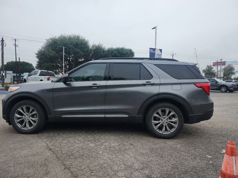 Used 2022 Ford Explorer XLT w/ Equipment Group 202A RWD image 4