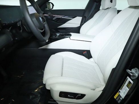 Used 2025 BMW i5 xDrive40 w/ Premium Package image 18