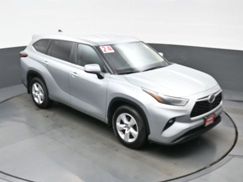 Used 2024 Toyota Highlander LE AWD/4WD image 34
