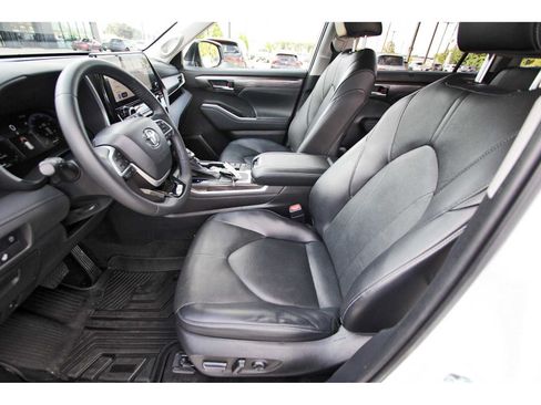 Used 2023 Toyota Highlander Limited FWD image 12