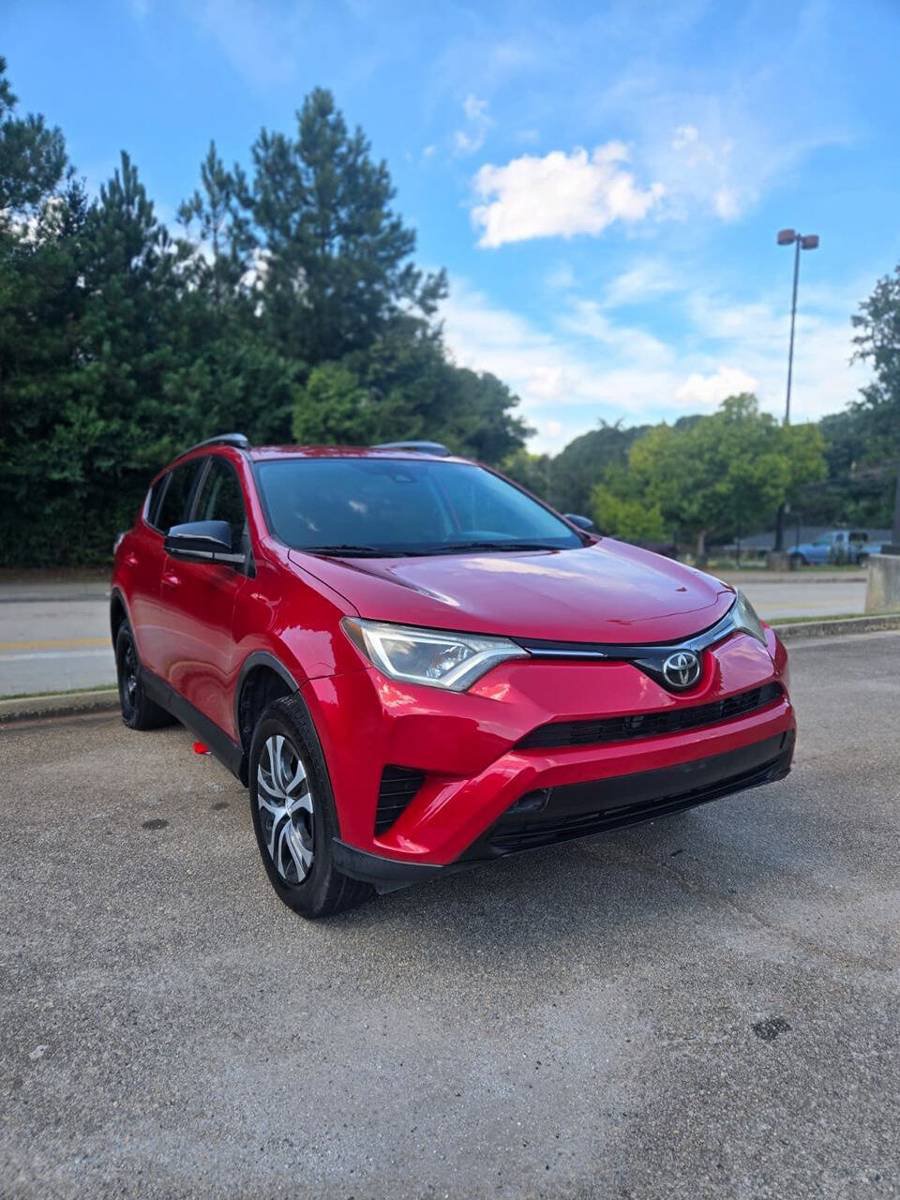 Used 2017 Toyota RAV4 LE FWD image 1