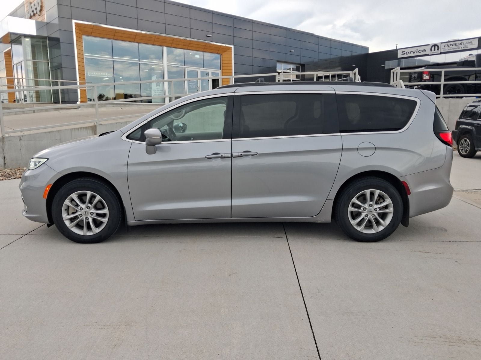 Used 2021 Chrysler Pacifica Touring w/ Cold Weather Group AWD/4WD image 2
