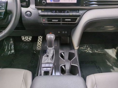 Used 2025 Toyota Camry SE w/ Convenience Package image 18