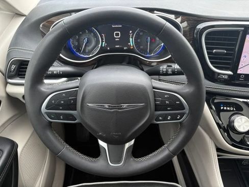 Used 2023 Chrysler Pacifica Limited FWD image 26