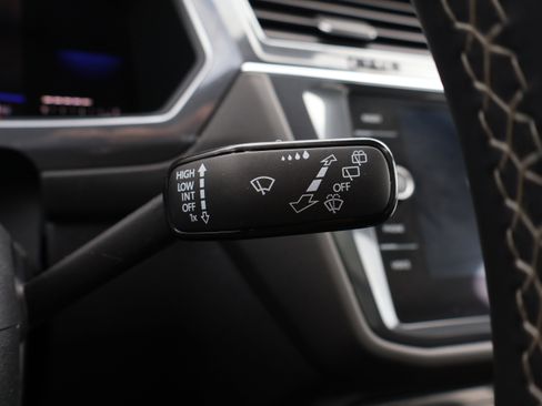 Used 2023 Volkswagen Tiguan SE AWD/4WD image 35