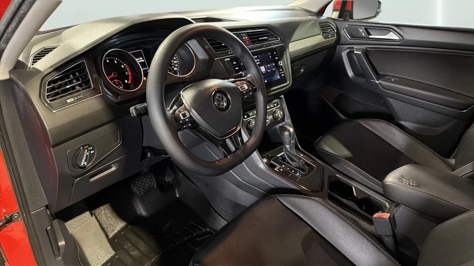 Used 2018 Volkswagen Tiguan SEL FWD image 42